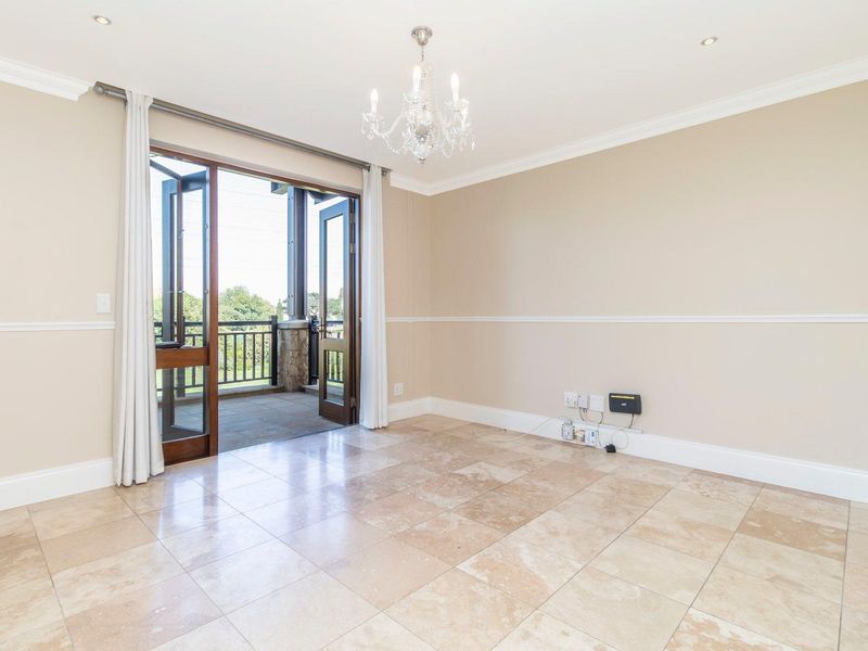 ELEGANT APARTMENT IN A PREMIER MATURE LIFESTYLE ESTATE - Photo 7