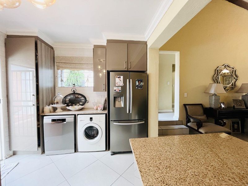 Modern 3 Bed townhouse in the most sought-after complex- Houndstooth - Photo 5