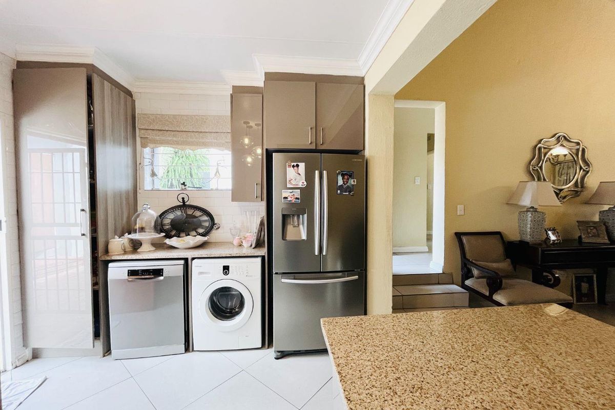 Modern 3 Bed townhouse in the most sought-after complex- Houndstooth - Photo 5