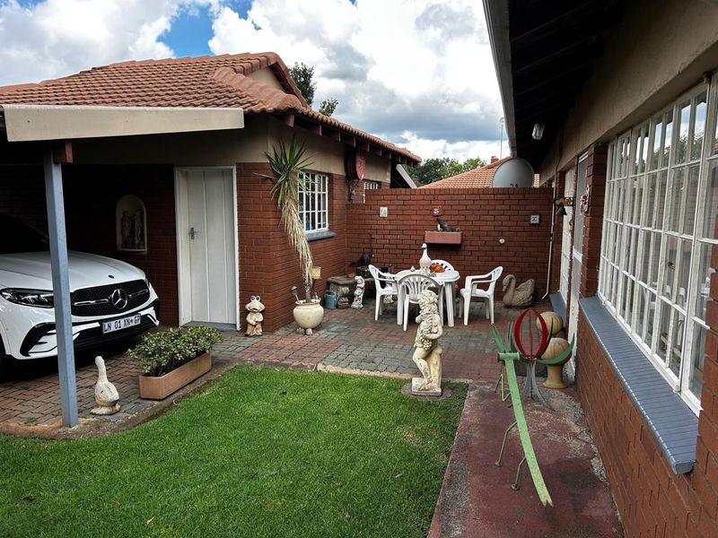 Lovely 2 Bedroom Simplex in a sought after Retirement Village - Photo 4