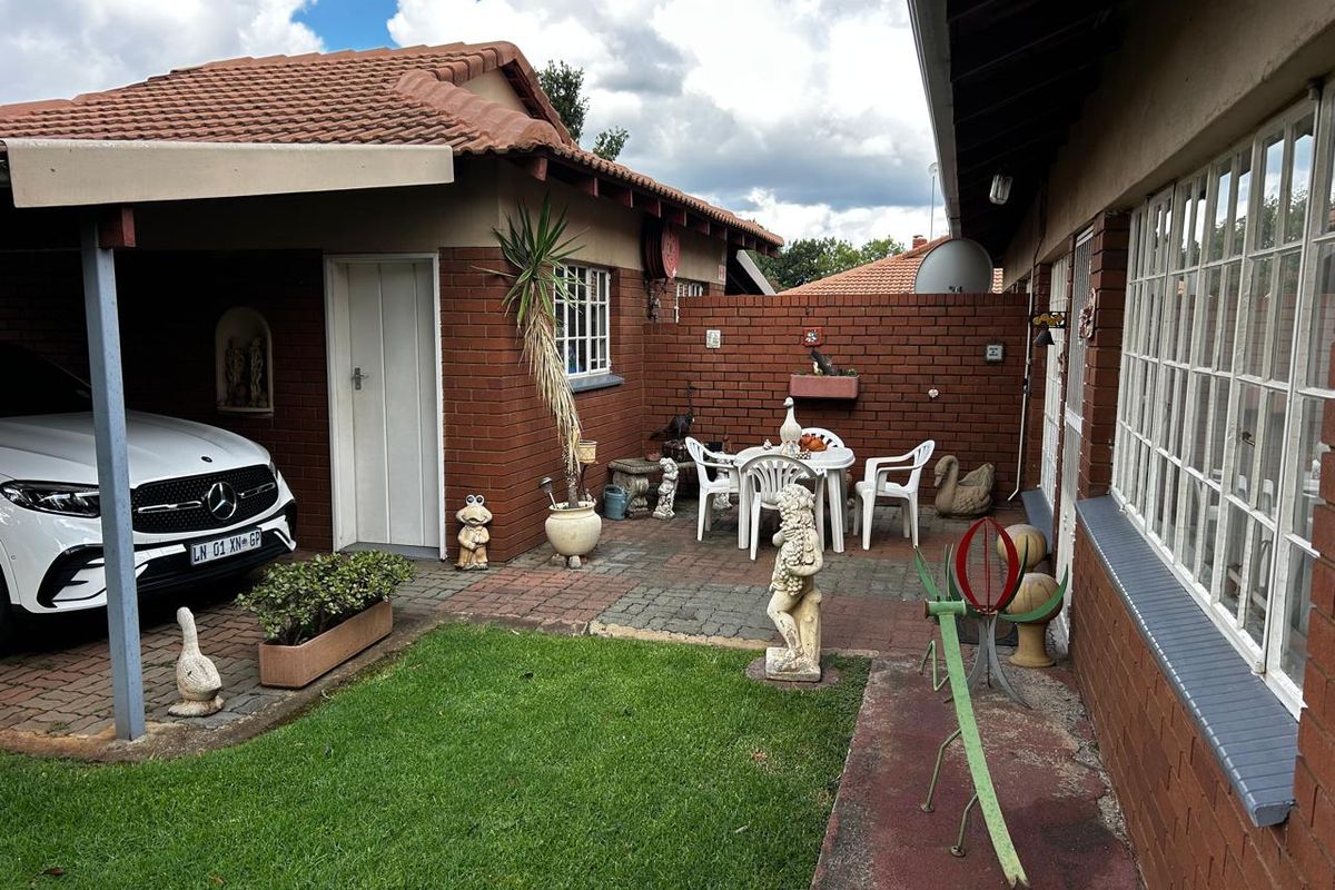 Lovely 2 Bedroom Simplex in a sought after Retirement Village - Photo 4