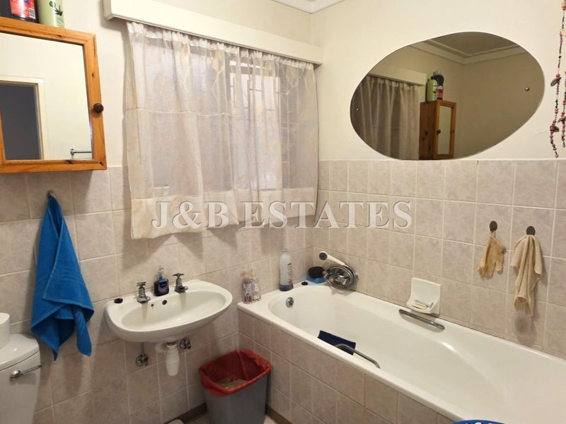 4 Bedroom House With 2 Bedroom Flat - Photo 10