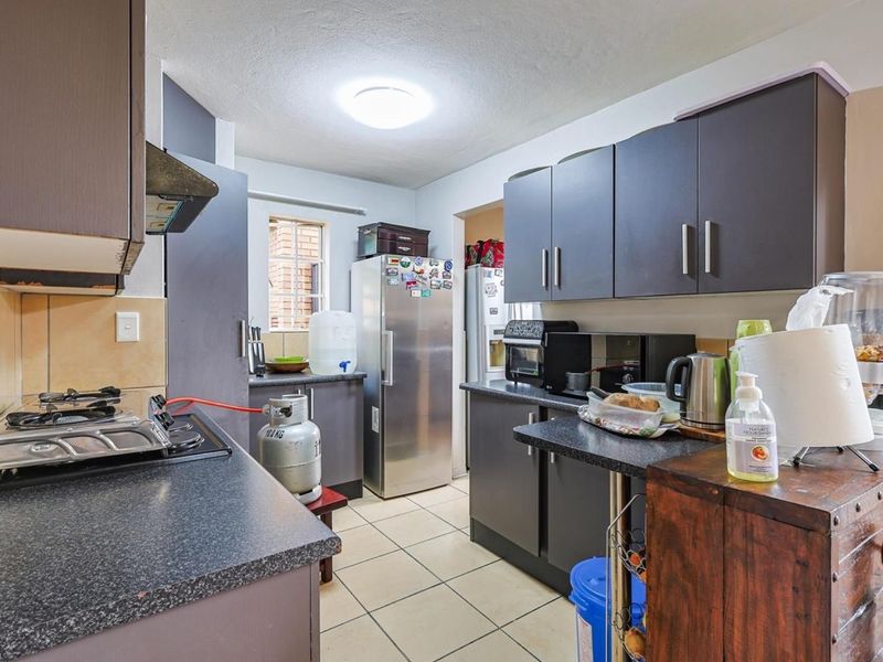 Contemporary 2-Bedroom Duplex in Sought-After Security Complex - Photo 10