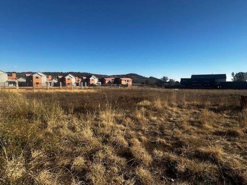 Exceptional 1250m2 Vacant Stand in Prestigious Somerton Estate - Photo 2