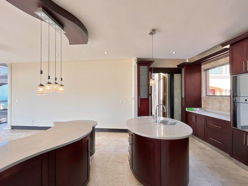 Luxury, mansion, with stunning views - 5 Bedroom Magnificent Home - Photo 7