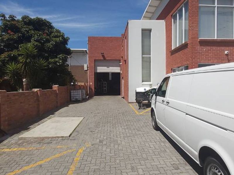 Warehouse/office facility to let in Newton Park - Photo 2