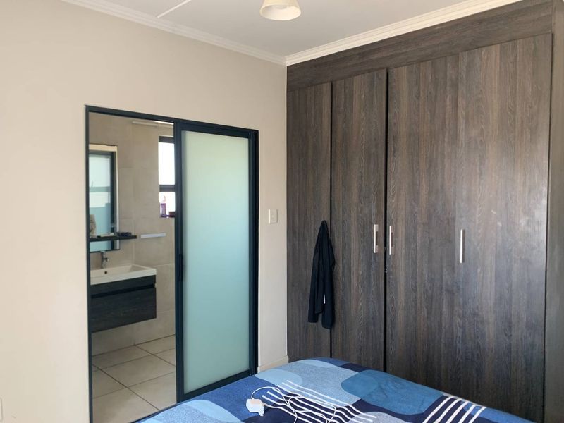 **Spacious 2-Bedroom Apartment for Sale in Stanley Park, Oakdene, Johannesburg** - Photo 9