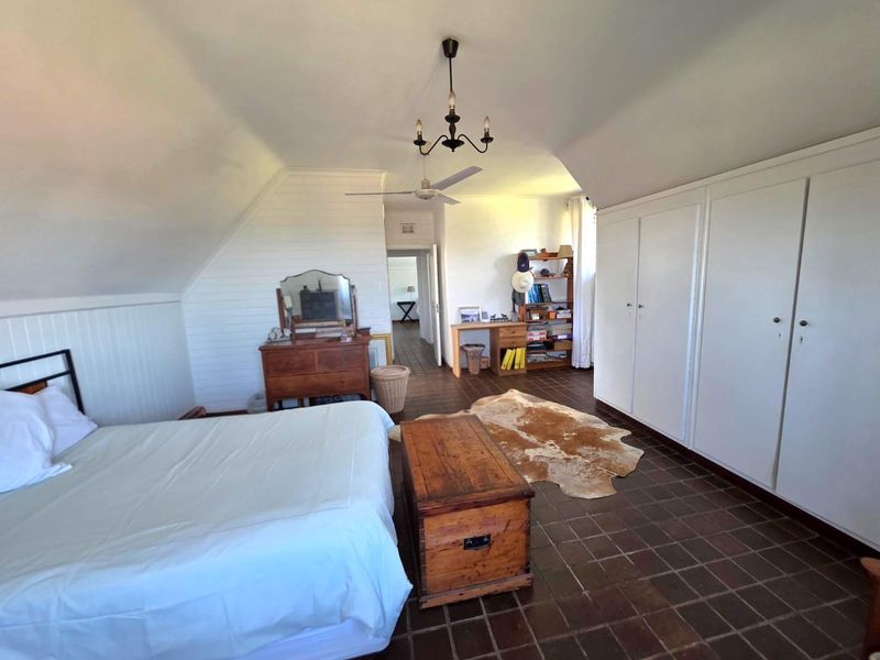 Spacious, 4 Bedroom Home with Separate Granny Flat and pool. **Exceptional Income Potential - Photo 6