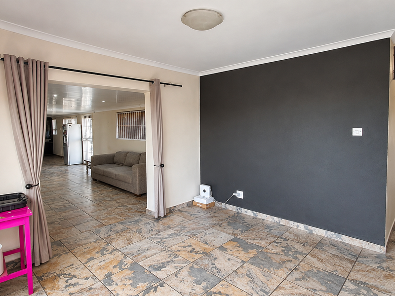 Spacious Family Home with Pool, Entertainment Area & Dual Automated Garages - Photo 8