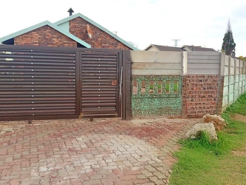 3 BEDROOM HOUSE FOR SALE EXIT 2 **SOLE MANDATE** - Photo 4