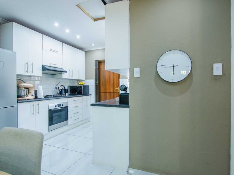 Modern, 2 Bedroom, 2 Bathroom - Photo 9