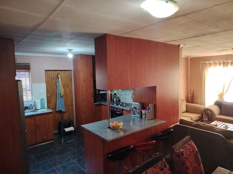 For Sale, 3-Bedroom House in Grassland - Photo 10