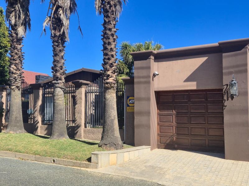 Elegant Family Home with Exceptional Entertainment Spaces | Secure Cul-de-Sac | The Hill, Johannesburg - Photo 5