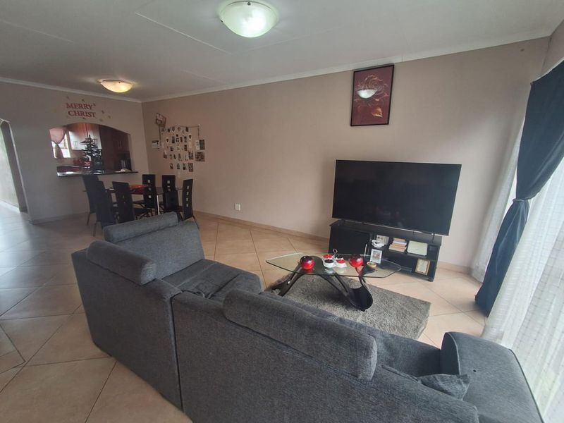 LOVELY UPSTAIRS UNIT IN BRACKENVELD VILLAS - Photo 3