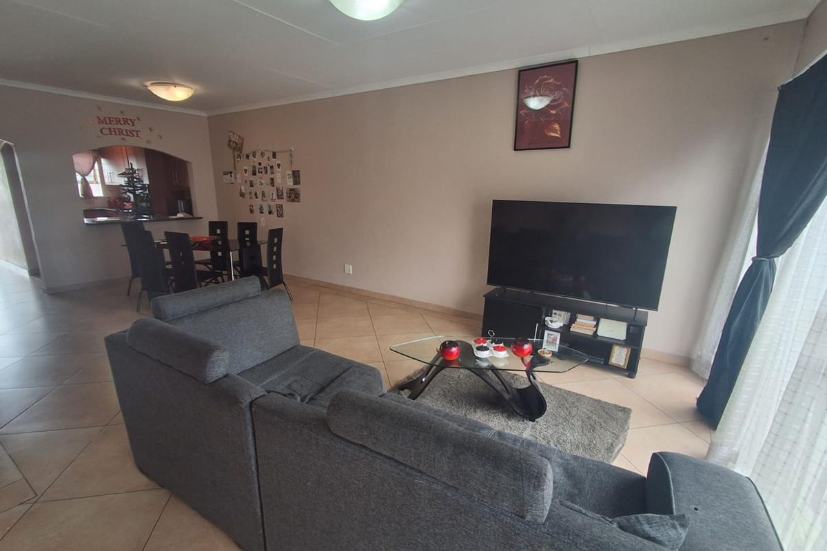 LOVELY UPSTAIRS UNIT IN BRACKENVELD VILLAS - Photo 3