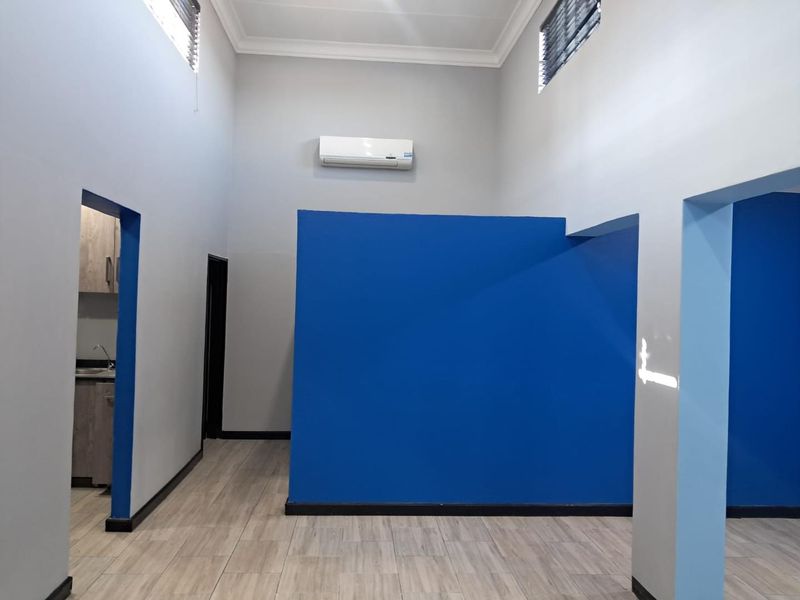Prime Office Space in a High-Exposure Business Location - Photo 4