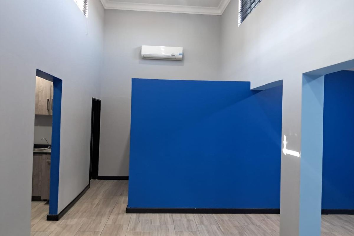 Prime Office Space in a High-Exposure Business Location - Photo 4