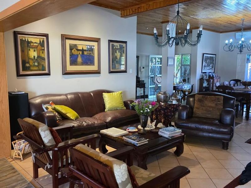 Luxury Living: Spacious Home with Pool, Flat & Entertainment Area! - Photo 5