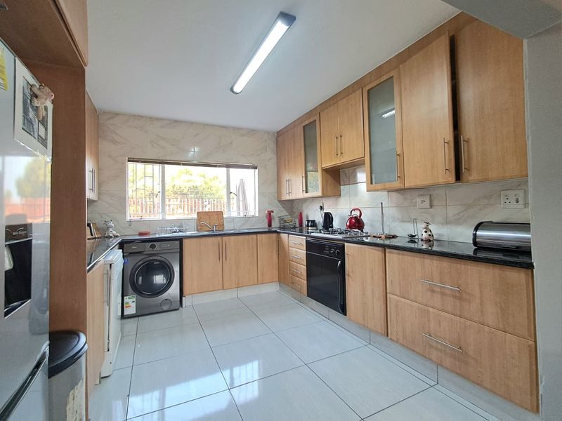 3 Bedroom Duplex for Sale in Brackenhurst - Photo 4