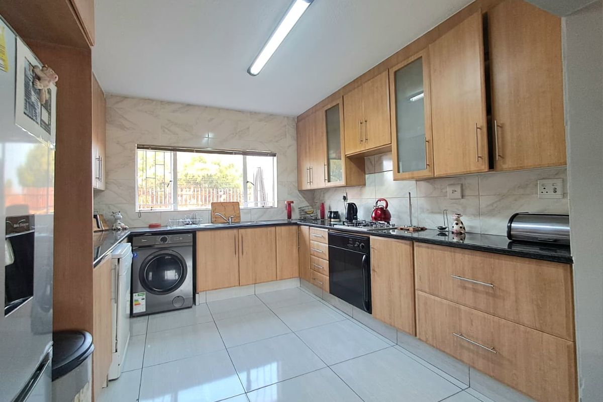 3 Bedroom Duplex for Sale in Brackenhurst - Photo 4