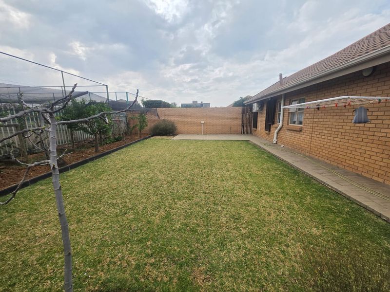 Beautiful 2-Bedroom Townhouse in Stellenryk Retirement Village - Photo 3