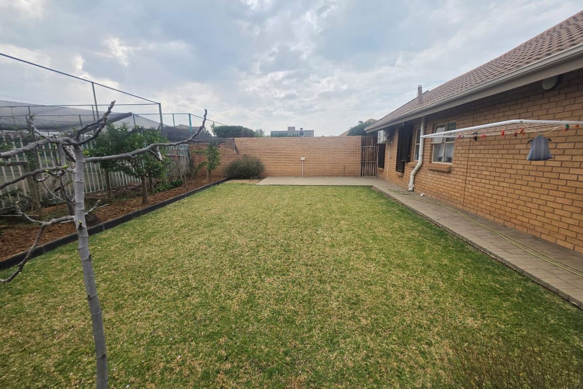 Beautiful 2-Bedroom Townhouse in Stellenryk Retirement Village - Photo 3