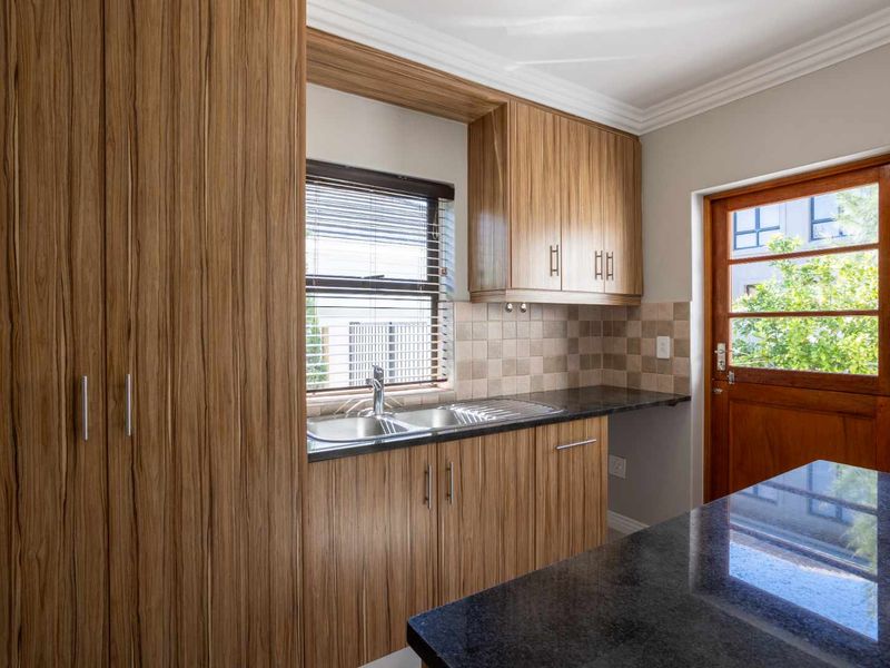 Elegant Three-Bedroom Family Home in a Peaceful Setting for Rent on Val de Vie Estate - Photo 8