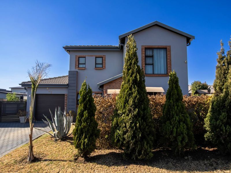 Perfect 3BR Family Haven with Braai Room, Large Garden, and Elite Security in Zambezi Manor - Photo 3