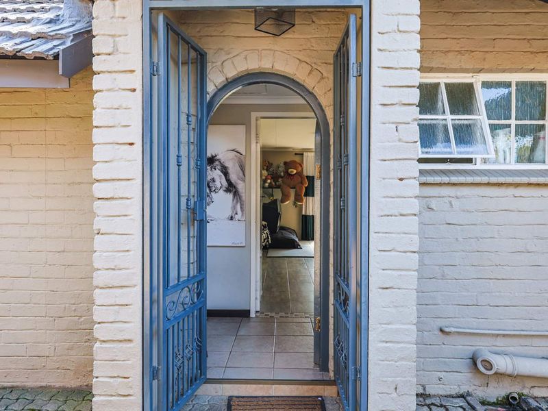Exclusive Charming Family Home with Spacious Living and Entertainment Areas in Die Wilgers - Photo 2