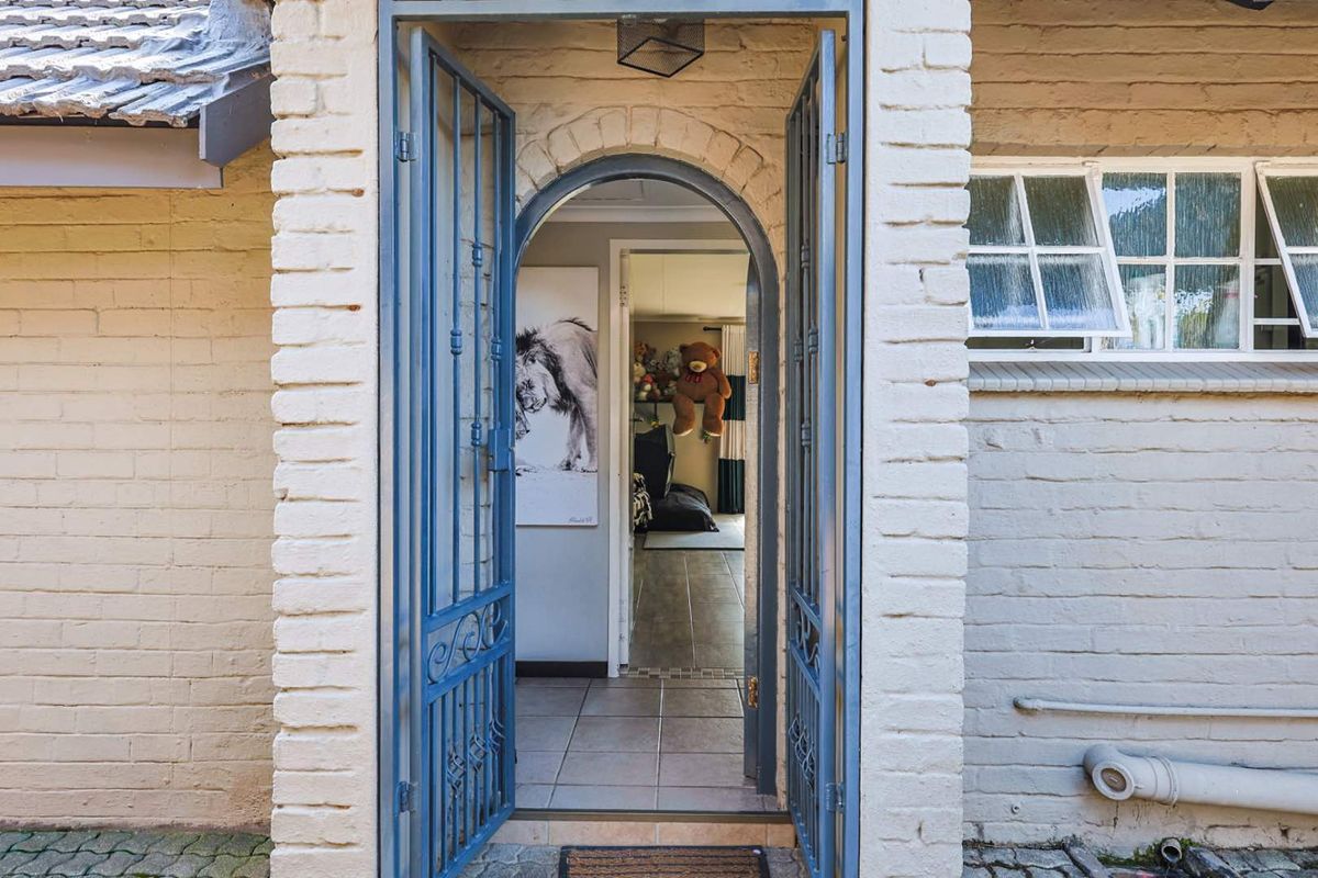 Exclusive Charming Family Home with Spacious Living and Entertainment Areas in Die Wilgers - Photo 2