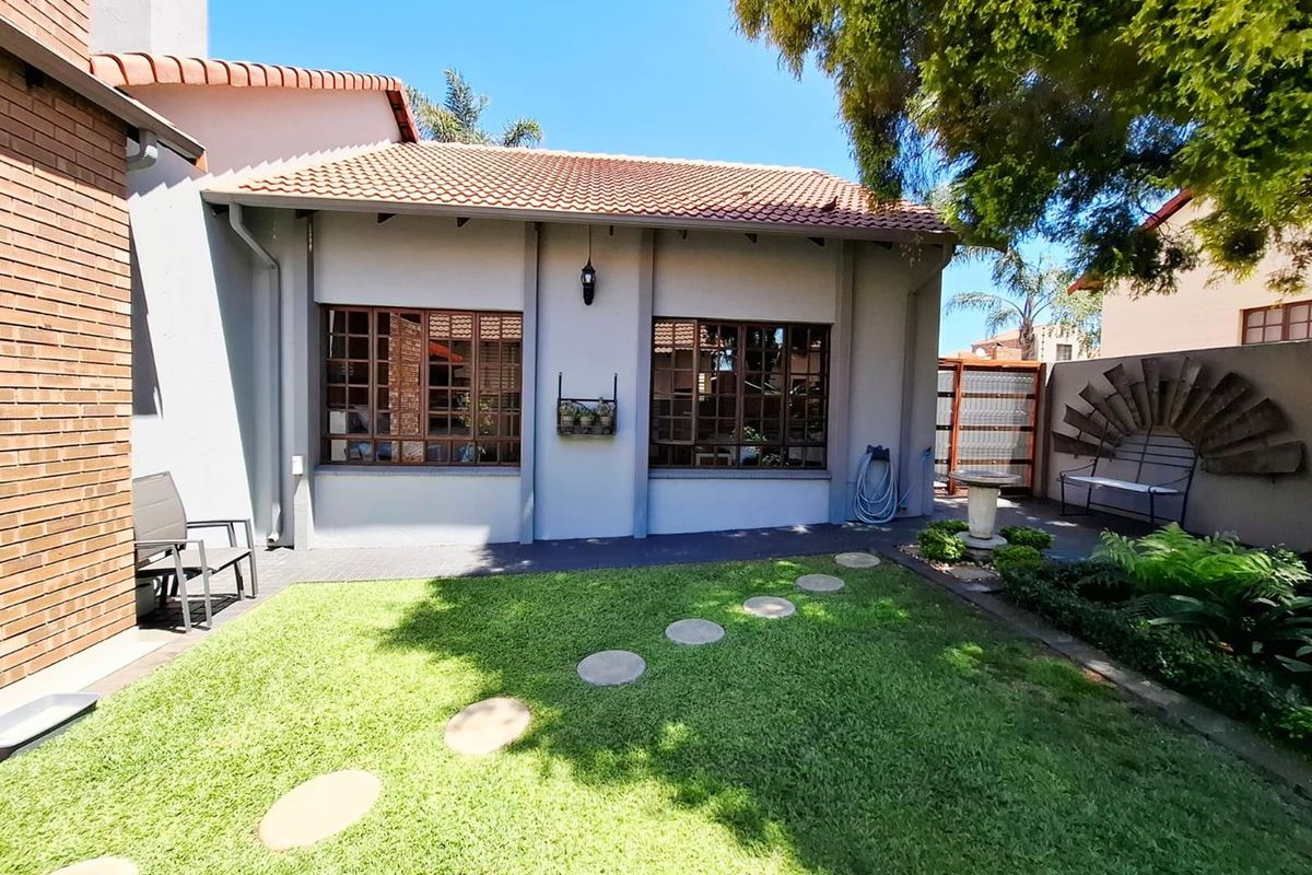 Beautifully Maintained Family Home in a Secure Aerorand Complex - Photo 2