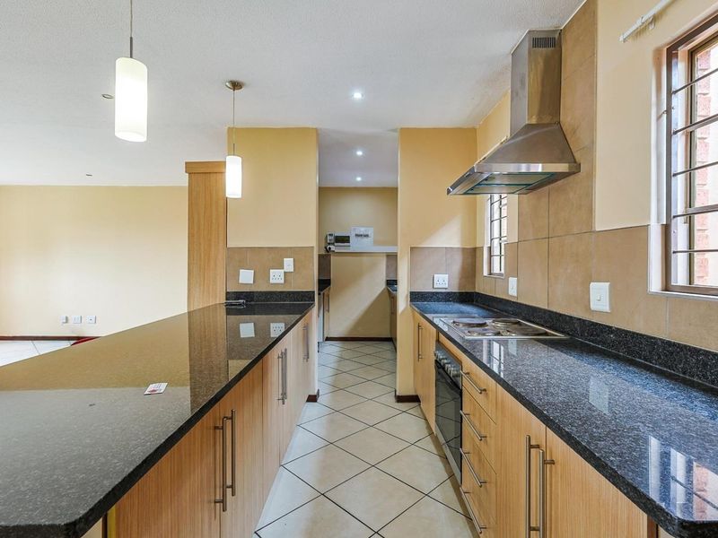 Energy-Efficient 4 Bedroom Corner Unit in Mooikloof Ridge Estate - Photo 5