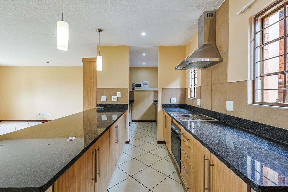 Energy-Efficient 4 Bedroom Corner Unit in Mooikloof Ridge Estate - Photo 5