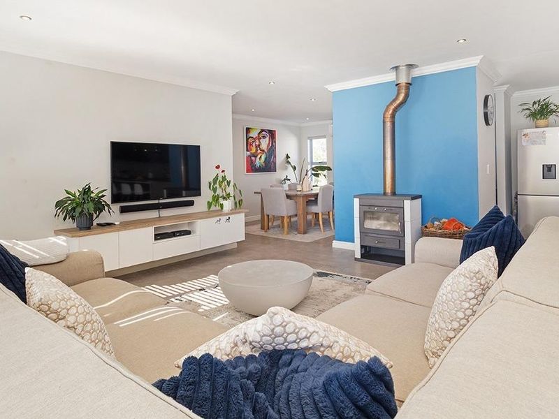 Beautiful Family Home in Sought-After Northridge Estate, Sunningdale - Photo 3