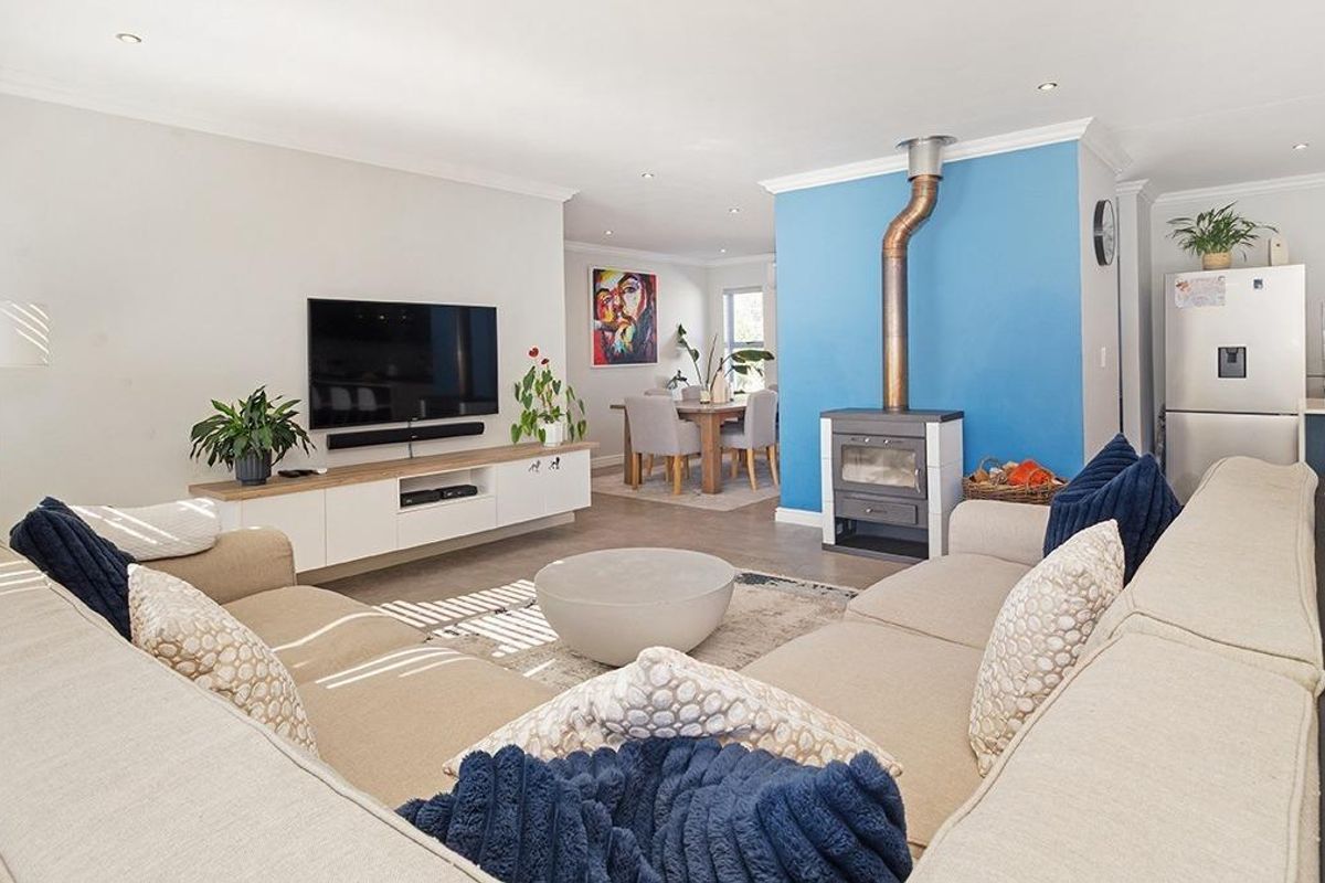 Beautiful Family Home in Sought-After Northridge Estate, Sunningdale - Photo 3