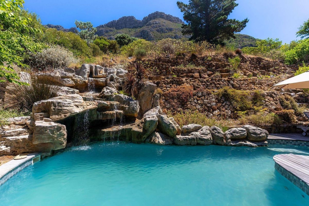 Beautiful North Facing “Philip Briel Designed”, family home. - Photo 3