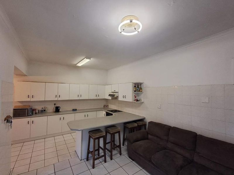 Comfortable Family Living with Versatile Flatlet and Pool - Photo 10