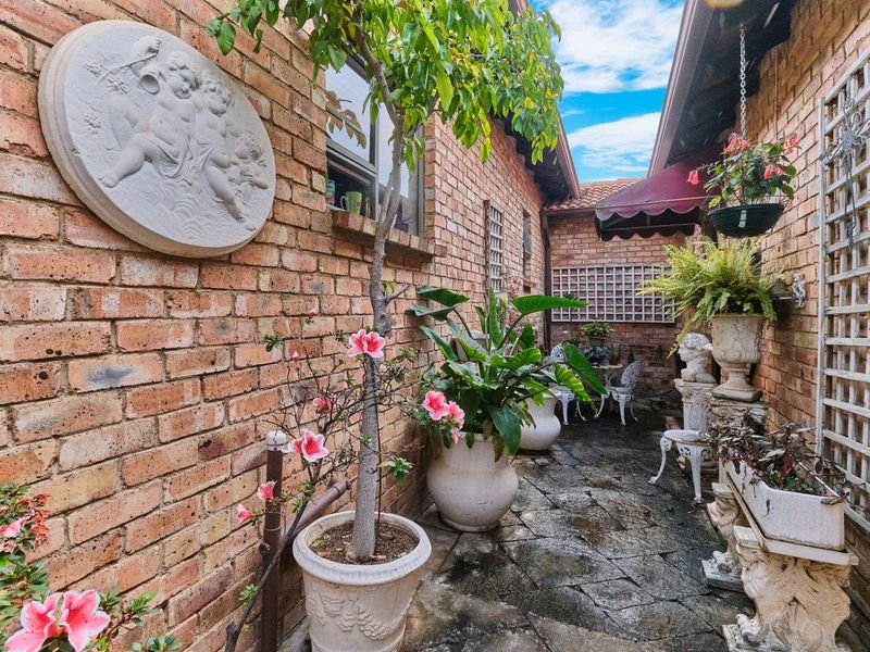 Stylish townhouse living. - Photo 2