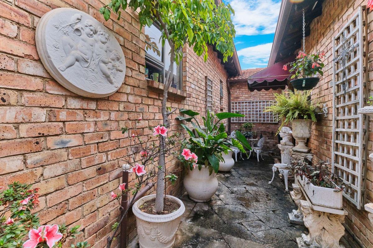 Stylish townhouse living. - Photo 2