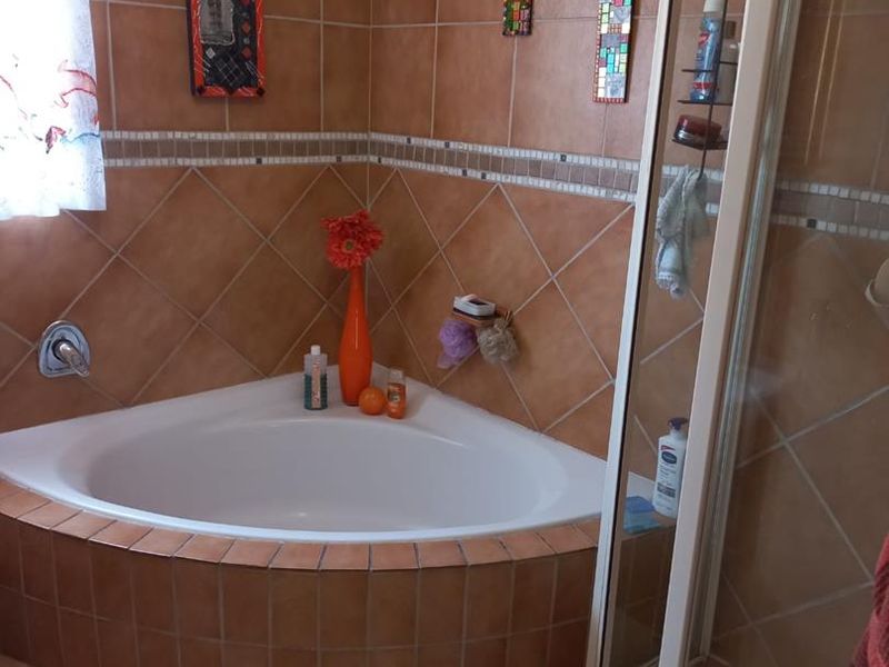 Cozy 2 bedroom unit, with one carport, available from 1 Aug - Photo 4