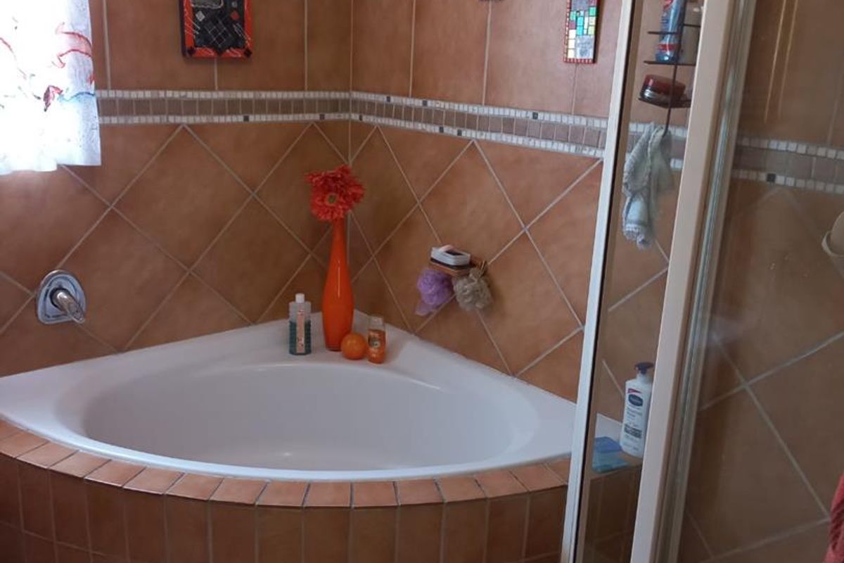 Cozy 2 bedroom unit, with one carport, available from 1 Aug - Photo 4