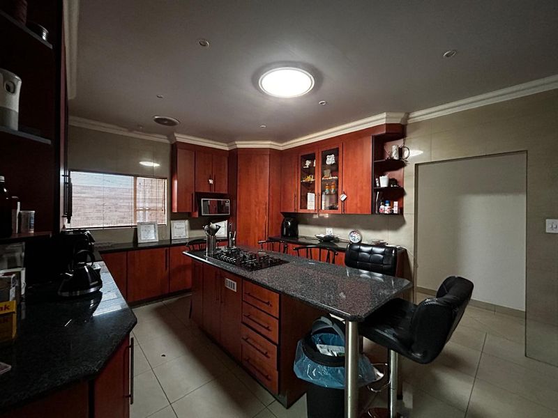 Charming 4-Bed Home in Quiet Old Vaalpark - Photo 5