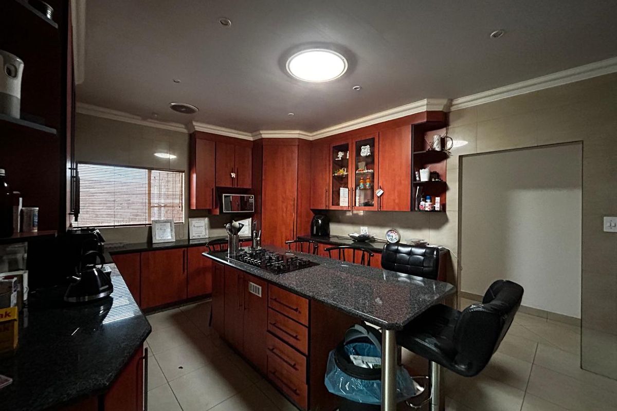 Charming 4-Bed Home in Quiet Old Vaalpark - Photo 5
