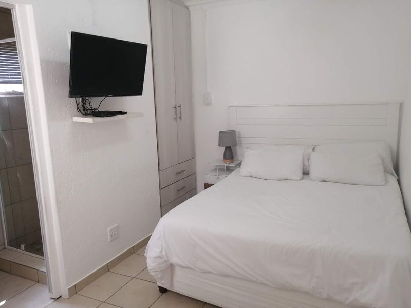 Furnished Cottage in Morningside Manor - Photo 3