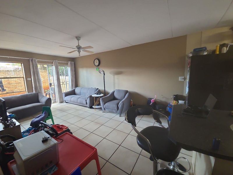 immaculate unit - Available 1 March - Photo 4