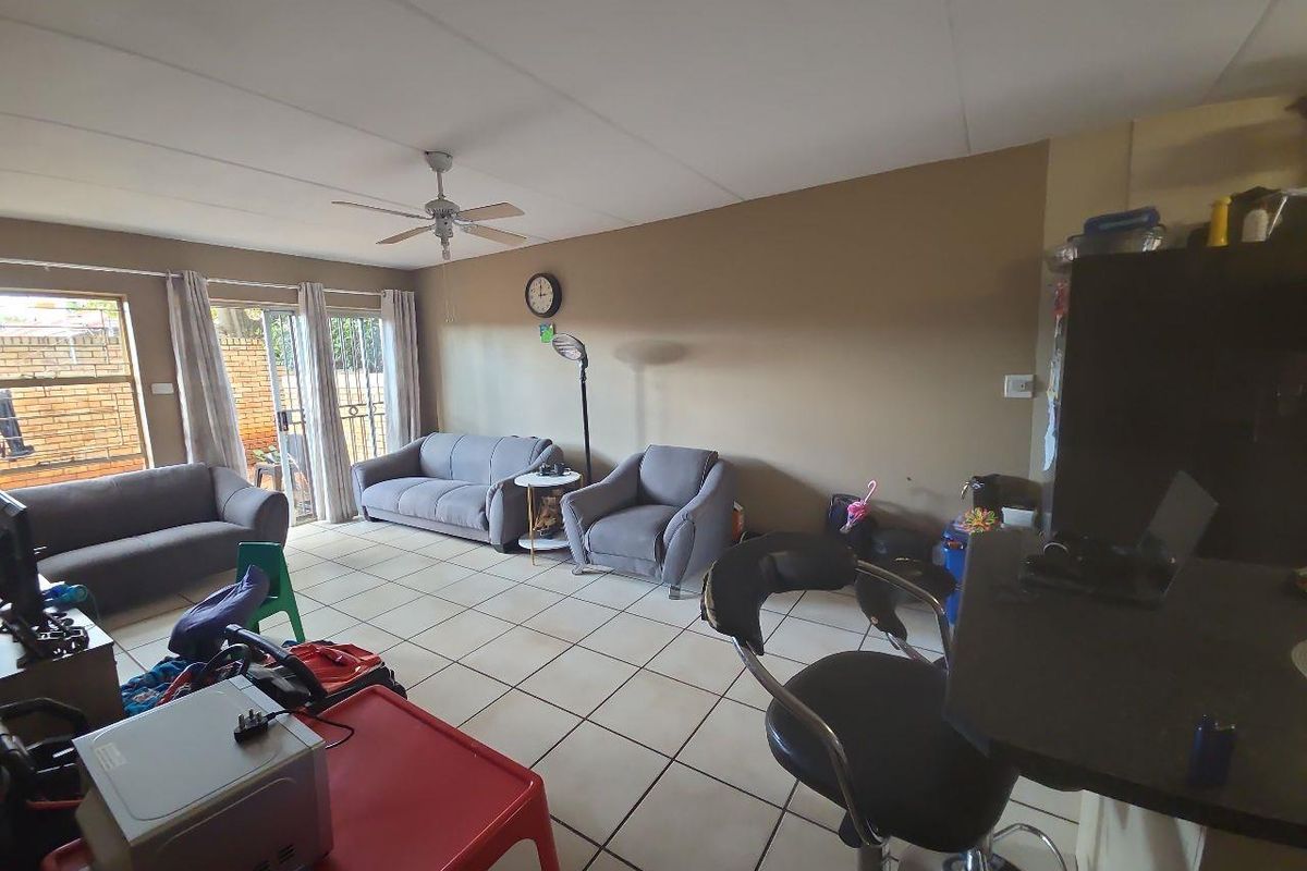 immaculate unit - Available 1 March - Photo 4