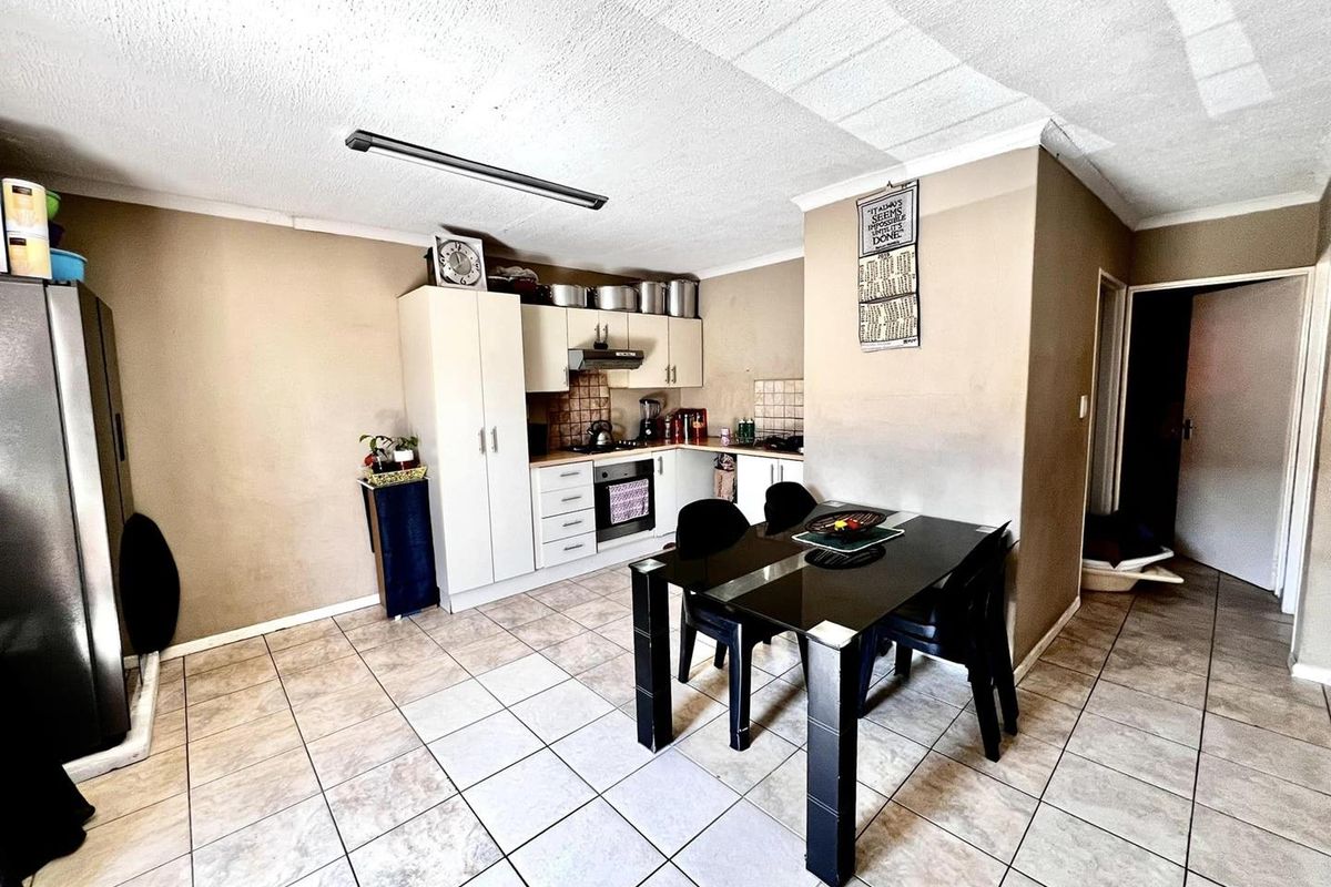 2 Bedroom Townhouse for Sale in Otjomuise - Photo 5