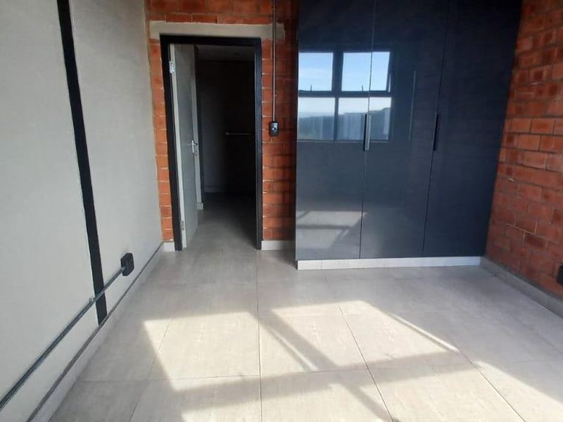 Stylish 3-Bedroom Loft Apartment – Modern Living Across Two Levels - Photo 10