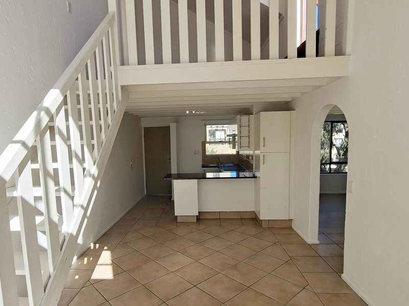 Spacious 2 bed, 1 bath loft apartment available in Lonehill - Photo 6
