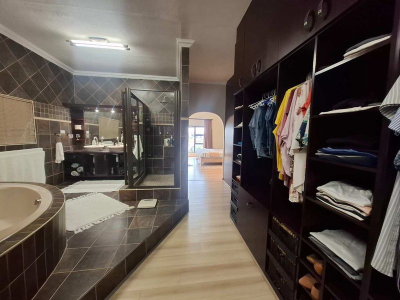 Luxurious, Secure Family Oasis with Stunning Views - Photo 5